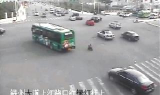 在摩托车中进入妈妈